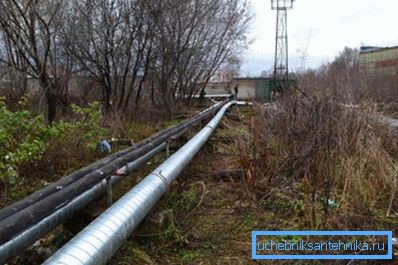 Теплова траса знаходиться над землею. Теплова траса знаходиться над землею.