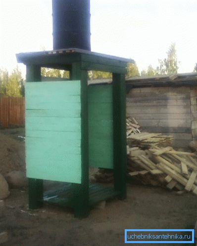 Типова конструкція річного душа з бочкою.