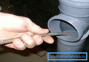 Трос може бути використаний і при засмітті стояка. Трос може бути використаний і при засмітті стояка.