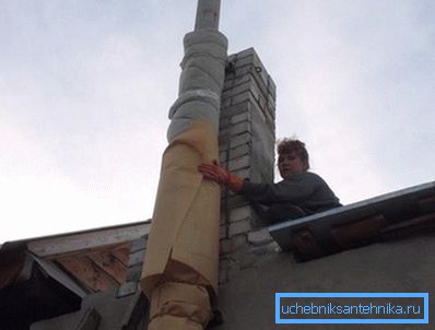 Труба обмотується шаром утеплювача Труба обмотується шаром утеплювача
