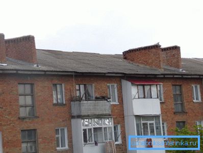 Труби припливно-витяжної вентиляції в п'ятиповерховій будівлі Труби припливно-витяжної вентиляції в п'ятиповерховій будівлі