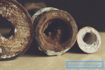 Труби водопостачання заростають вапном і іржею. Труби водопостачання заростають вапном і іржею.