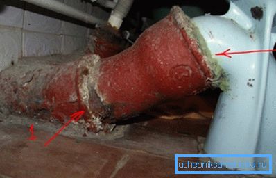 Ретельно очистіть патрубок унітаза і вхідний отвір каналізаційної труби