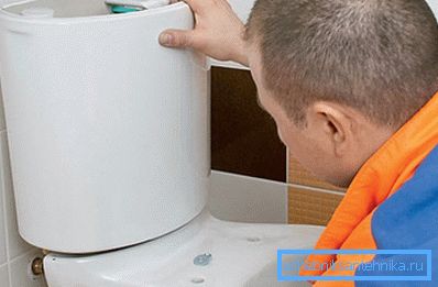 Розбираємося в ситуації тече унітаз