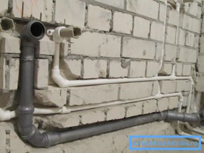 Укладання сучасних пластикових комунікацій в стіні ванної кімнати. Укладання сучасних пластикових комунікацій в стіні ванної кімнати.