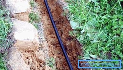 Укладаємо трубу на піщану подушку. Укладаємо трубу на піщану подушку.