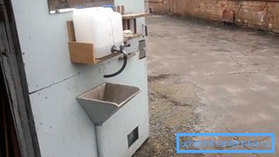 Умивальник, прикріплений до дверей Умивальник, прикріплений до дверей