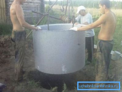 Встановлюємо перші два кільця. Встановлюємо перші два кільця.