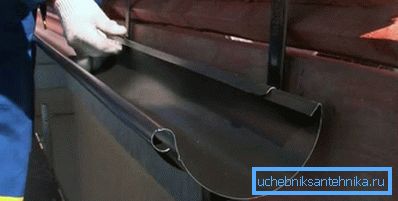 встановлюють жолоби