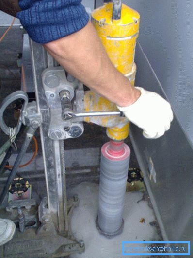 Установка для алмазного буріння бетону. Установка для алмазного буріння бетону.