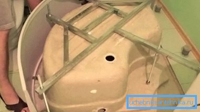 Установка хрестовини, ніжок і екрану на акриловий піддон Установка хрестовини, ніжок і екрану на акриловий піддон