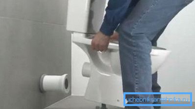 Установка унітазу на підготовлене місце Установка унітазу на підготовлене місце