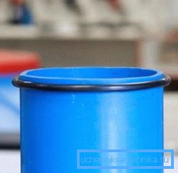 Установку захисного пристрою починають з установки ущільнювального кільця, яке одягають на край обсадної труби. Установку захисного пристрою починають з установки ущільнювального кільця, яке одягають на край обсадної труби.