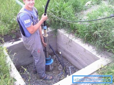 Пристрій акуратно занурюють в трубу свердловини. Пристрій акуратно занурюють в трубу свердловини.