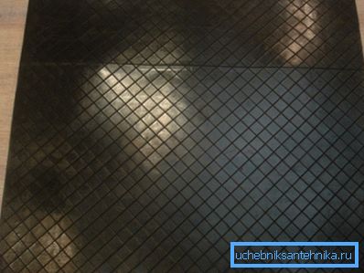 Пристрій ставимо на спеціальний антивібраційний килим з гуми. Пристрій ставимо на спеціальний антивібраційний килим з гуми.