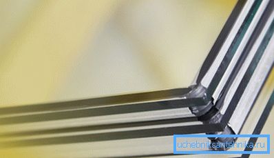 У холодних регіонах використовуються, зокрема, багатокамерні склопакети з енергозберігаючим склом, що зменшують втрати за рахунок теплового випромінювання. У холодних регіонах використовуються, зокрема, багатокамерні склопакети з енергозберігаючим склом, що зменшують втрати за рахунок теплового випромінювання.