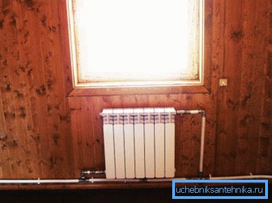 У однотрубної системі (на фото) і подача, і відведення теплоносія проводиться по одній трубі У однотрубної системі (на фото) і подача, і відведення теплоносія проводиться по одній трубі