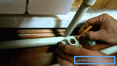 У разі встановлених радіаторів, відміряйте труби по ним У разі встановлених радіаторів, відміряйте труби по ним