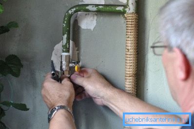 Вентиль загортається до упору від руки, потім приблизно на 1 оборот ключем. Вентиль загортається до упору від руки, потім приблизно на 1 оборот ключем.