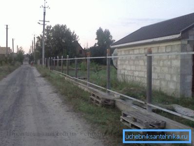 Вертикальні опорні стовпи з азбестоцементу. Вертикальні опорні стовпи з азбестоцементу.