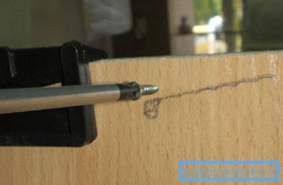 Укручуємо саморіз для кронштейна Укручуємо саморіз для кронштейна