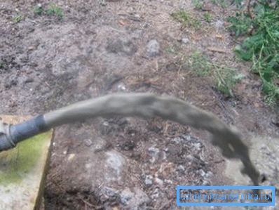 Спочатку зі свердловини викачується дуже брудна вода Спочатку зі свердловини викачується дуже брудна вода
