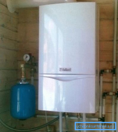 Зовнішній вигляд настінного газового котла з розширювальним баком, які підключені до єдиної системи Зовнішній вигляд настінного газового котла з розширювальним баком, які підключені до єдиної системи