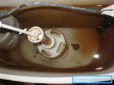 Внутрішня частина зливного бачка Внутрішня частина зливного бачка