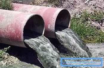 Вода активно забруднюється стоками