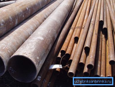 Водогазопровідні труби на складі. Водогазопровідні труби на складі.
