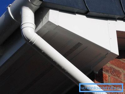 2797 Водостік з пластика може бути пошкоджений