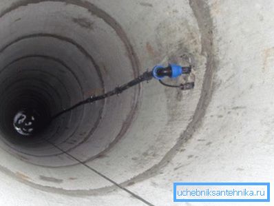 Водяний колодязь із залізобетонних кілець. Водяний колодязь із залізобетонних кілець.