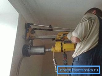 Ось таким обладнанням будівельники роблять наскрізні канали в стінах для прямого повітрообміну