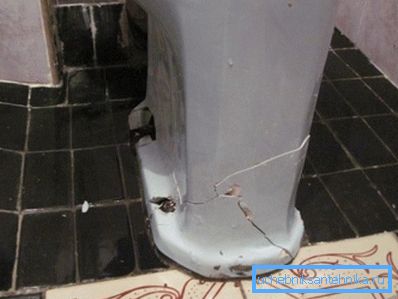 Навряд чи старий унітаз буде десь використовуватися, тому можете сміливо розбивати його Навряд чи старий унітаз буде десь використовуватися, тому можете сміливо розбивати його