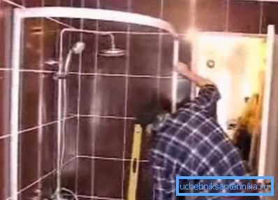 Вставляємо дверну коробку в напрямні Вставляємо дверну коробку в напрямні