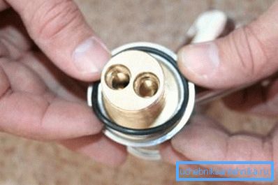 Вставляємо кільце ущільнювача. Вставляємо кільце ущільнювача.