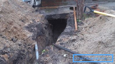Введення в будинок найкраще робити на рівні цокольного поверху або робити невеликий підкоп під фундамент Введення в будинок найкраще робити на рівні цокольного поверху або робити невеликий підкоп під фундамент