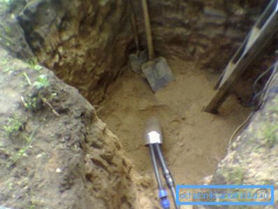 Вихід свердловини на поверхню (гирло) краще опустити нижче рівня промерзання. Вихід свердловини на поверхню (гирло) краще опустити нижче рівня промерзання.