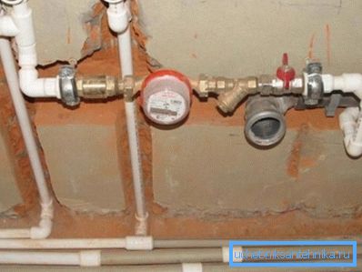Виконання прихованої розводки в штробах Виконання прихованої розводки в штробах