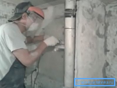 Вирізаємо шматок старого стояка Вирізаємо шматок старого стояка