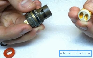 Витягуємо з корпусу керамічну пару разом зі штоком Витягуємо з корпусу керамічну пару разом зі штоком