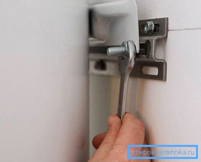 3970 Встановлюємо водонагрівач на монтажну планку