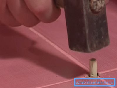 Забиваємо дюбелі в отвори. Забиваємо дюбелі в отвори.