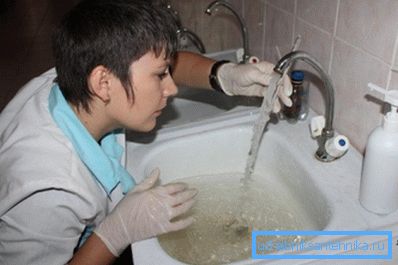 Забір води слід виконувати в медичних рукавичках Забір води слід виконувати в медичних рукавичках