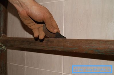 Зачистка поверхні наждачкою Зачистка поверхні наждачкою