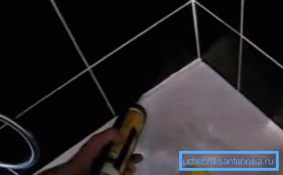 Закладаємо стик між піддоном і стінкою Закладаємо стик між піддоном і стінкою