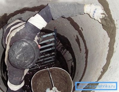Закладаємо стики між кільцями цементним розчином. Закладаємо стики між кільцями цементним розчином.