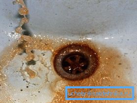 Забруднена залізом вода, як видно на фото, пофарбована в колір іржі. Забруднена залізом вода, як видно на фото, пофарбована в колір іржі.