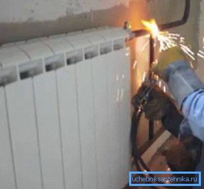 Заміна радіатора опалення за допомогою зварювального апарату Заміна радіатора опалення за допомогою зварювального апарату