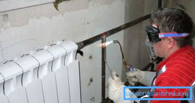 Заміна радіаторів опалення в квартирі газозварюванням кваліфікованим фахівцем Заміна радіаторів опалення в квартирі газозварюванням кваліфікованим фахівцем